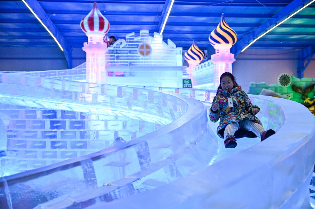 7月15日，小朋友在室內冰雪世界休閑娛樂。
