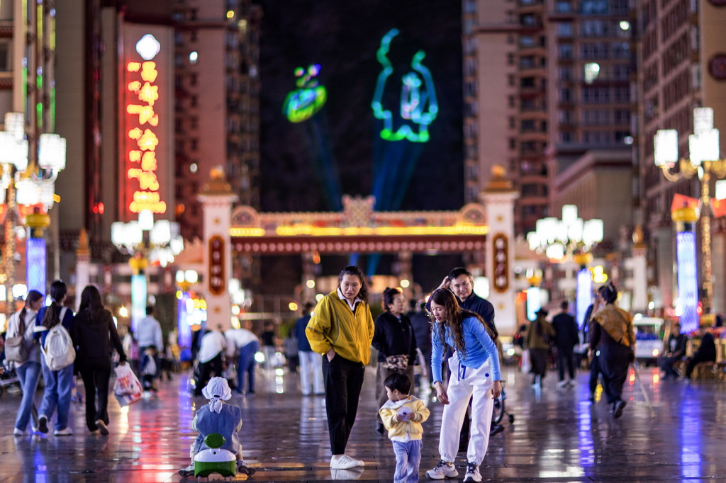 市民在昌都市茶馬廣場休閑（6月21日攝）。