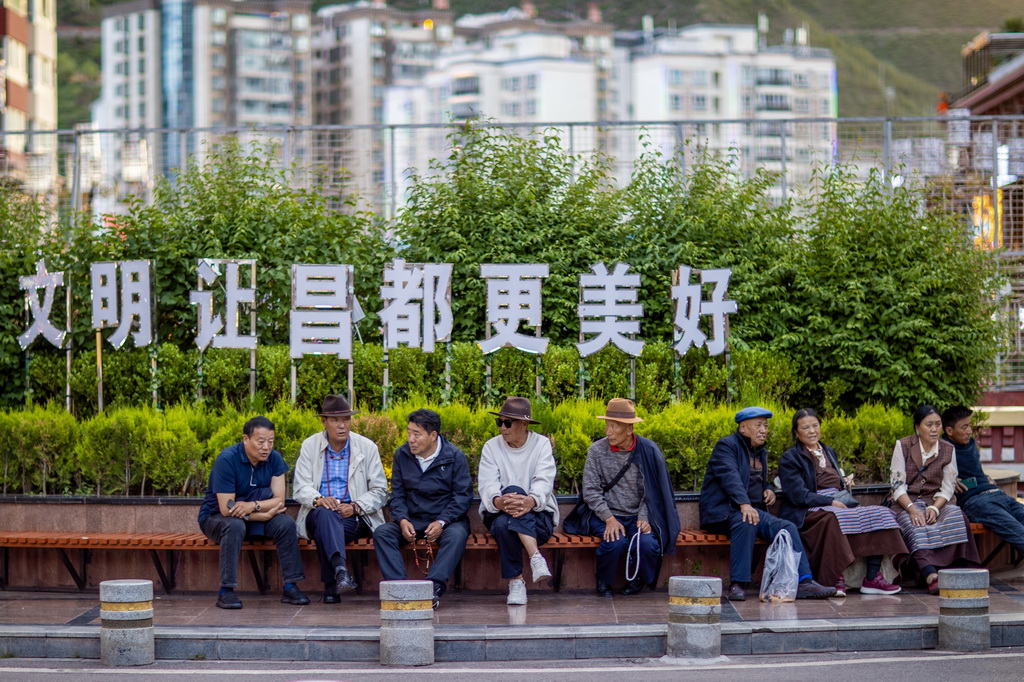 市民在昌都市茶馬廣場納涼（6月21日攝）。