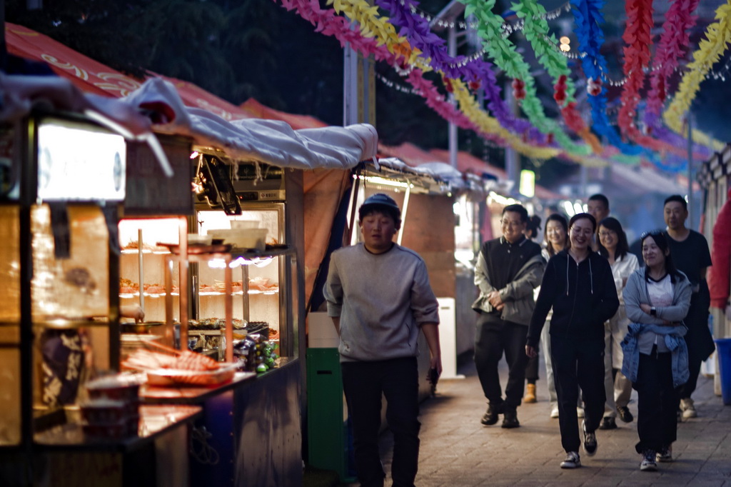 這是昌都市茶馬廣場附近的緣來夜市（6月21日攝）。