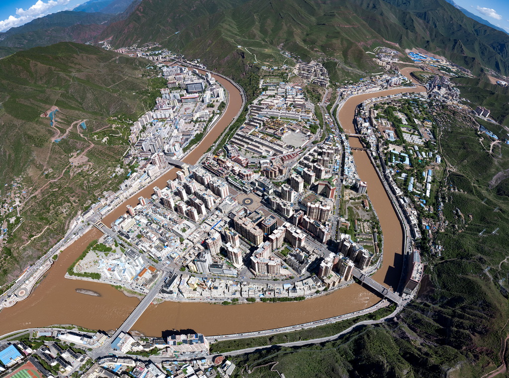 西藏昌都：以紅色為主基調的古城