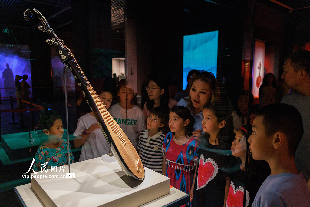 新疆烏魯木齊:博物館迎來參觀熱【2】