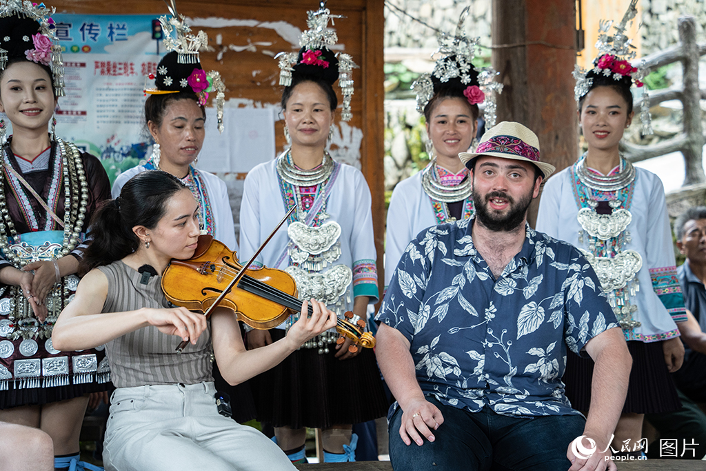 2025年7月14日，歐洲青年音樂人走進貴州堂安侗寨，與當地侗寨人進行音樂交流。人民網 陽茜攝 
