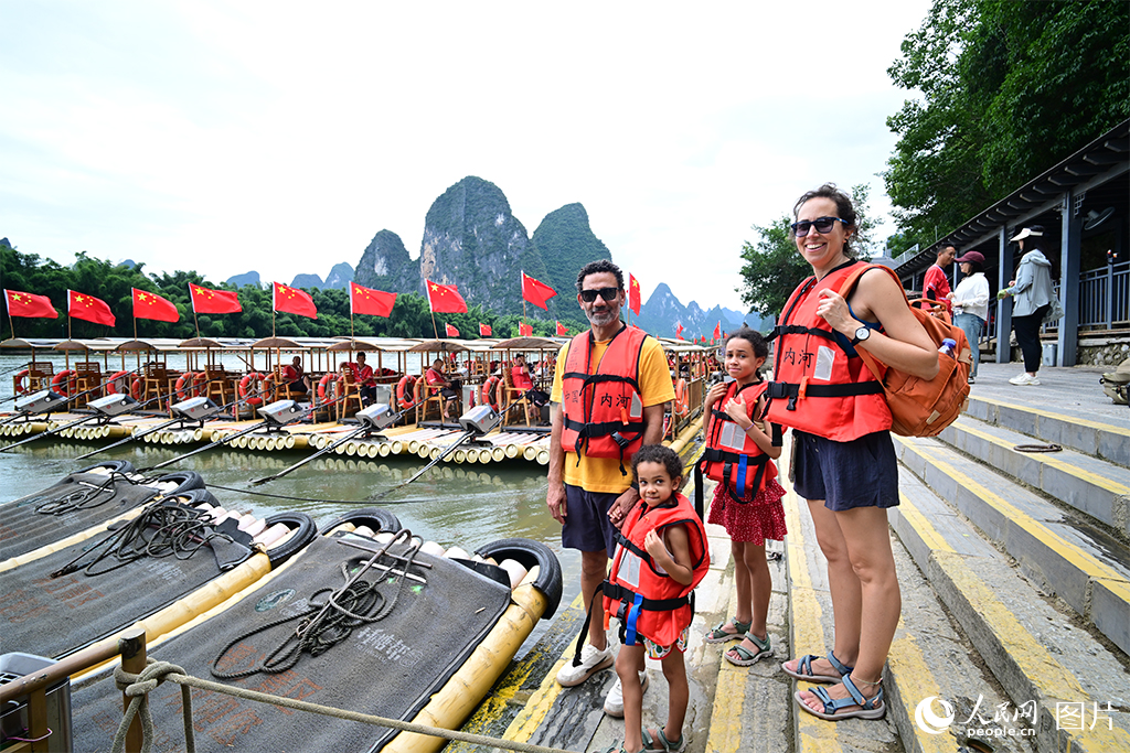 2025年6月27日，來自西班牙的游客即將乘坐竹筏欣賞漓江風光。人民網 雷琦竣攝