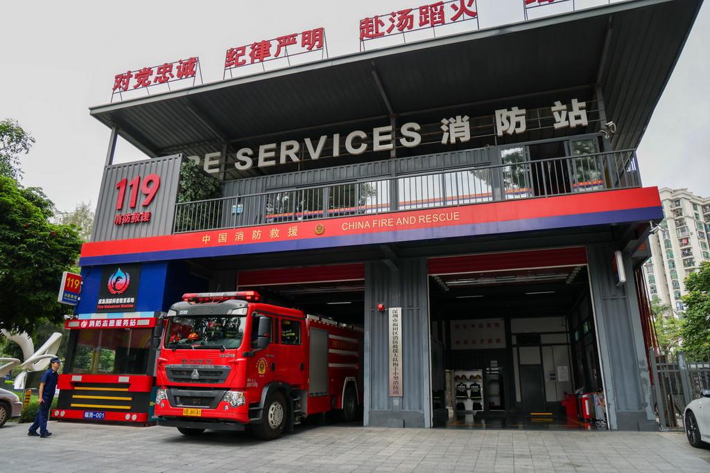7月15日，在深圳市福田區梅豐小型消防站，消防車出警歸來。