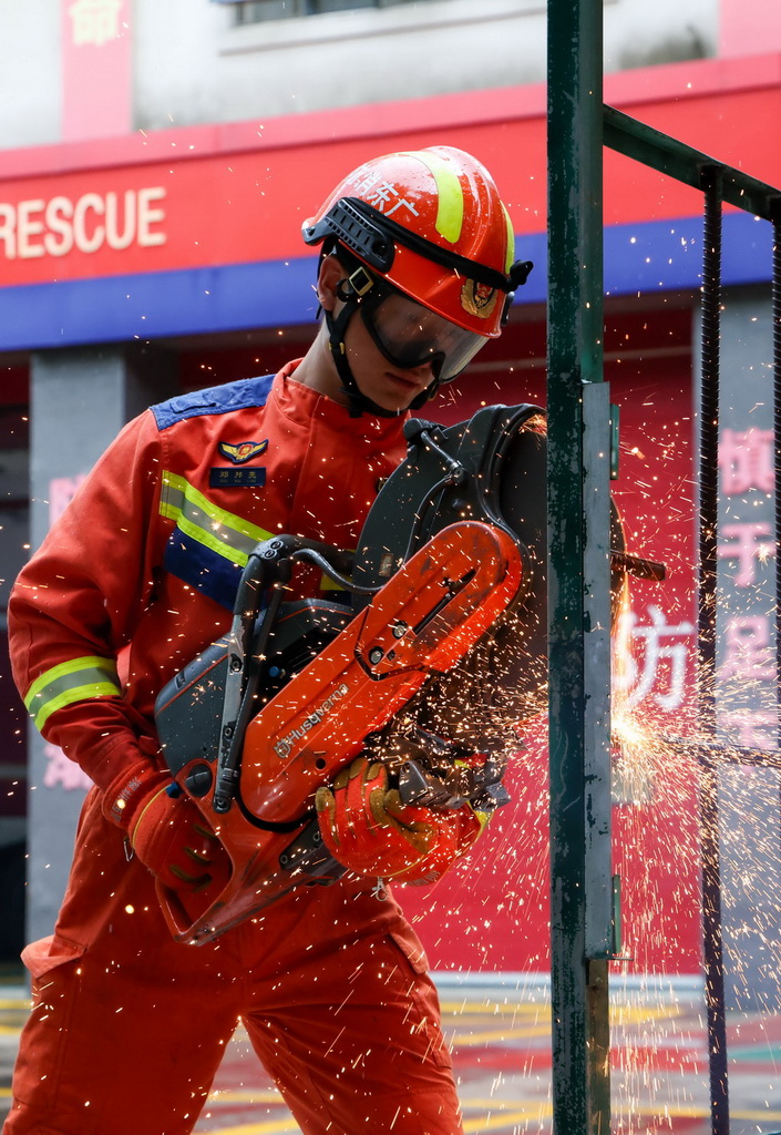 7月15日，消防員在深圳市南山區西麗消防救援站進行備勤訓練。