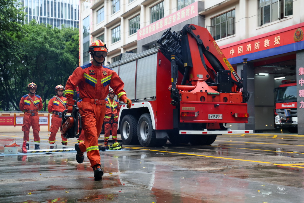 7月15日，消防員在深圳市南山區西麗消防救援站進行備勤訓練。