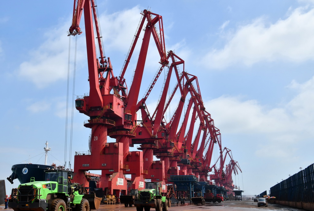 7月16日，一艘輪船靠泊在黃驊港綜合港區散貨碼頭卸載。