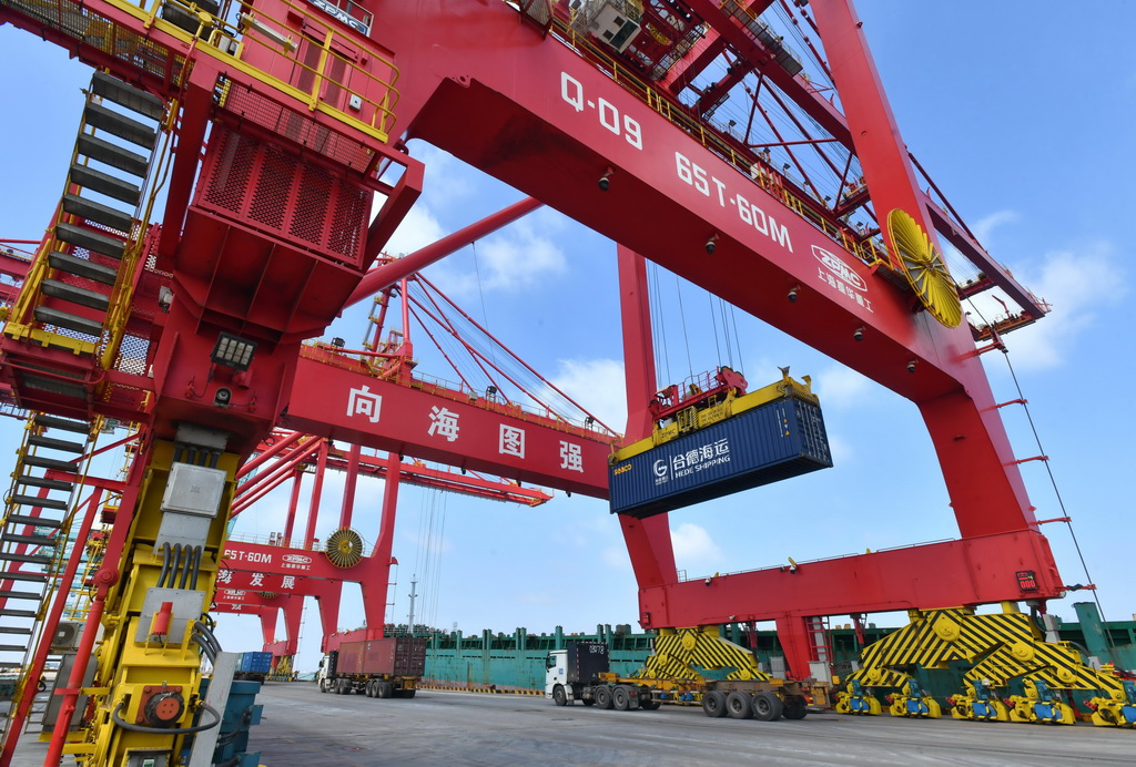 7月16日，工人在黃驊港綜合港區集裝箱碼頭操作吊裝設備進行裝船作業。