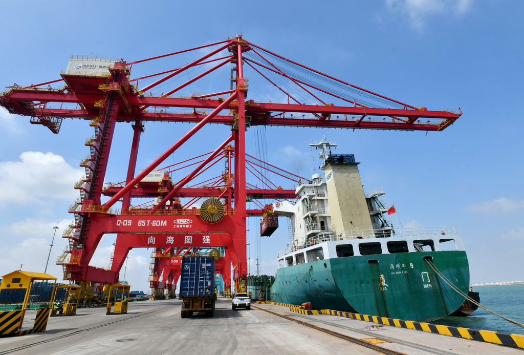 7月16日，一艘輪船靠泊在黃驊港綜合港區集裝箱碼頭裝貨。
