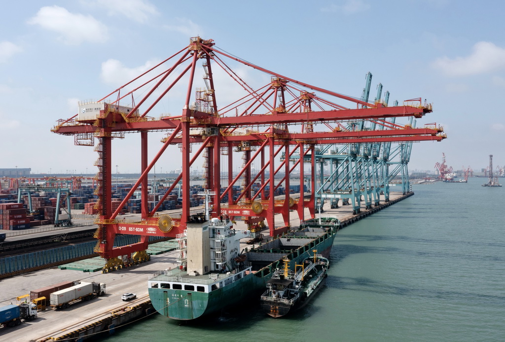 7月16日，一艘輪船靠泊在黃驊港綜合港區集裝箱碼頭裝貨（無人機照片）。