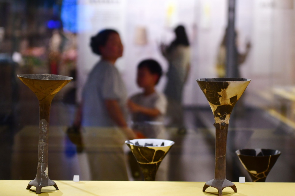 7月14日，游客在大汶口遺址博物館內參觀出土陶器。