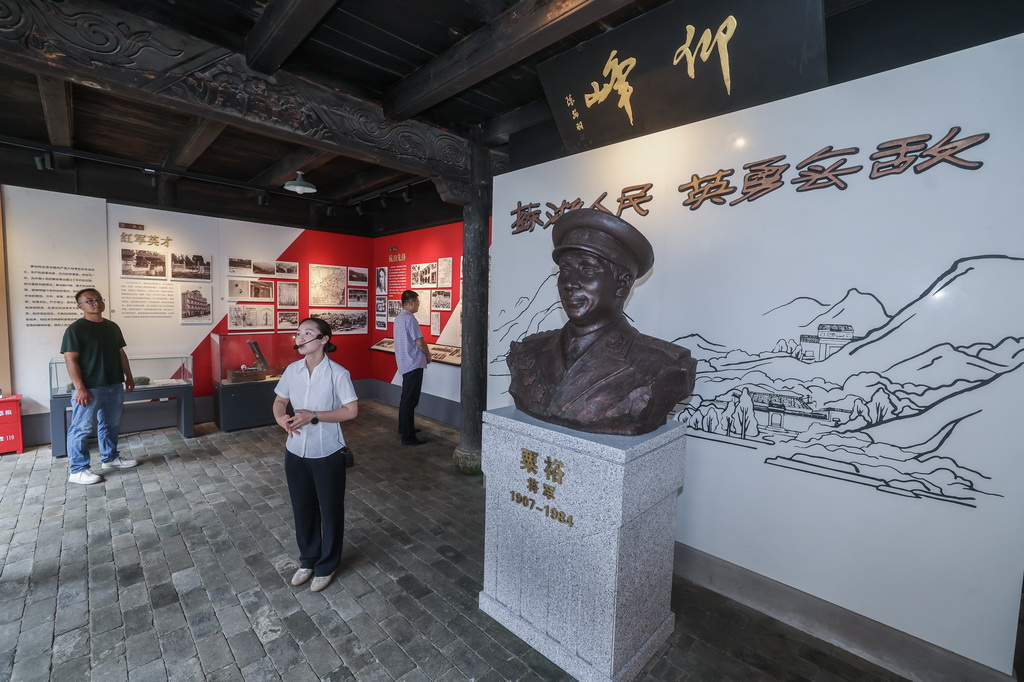 7月16日，講解員在位于長興縣煤山鎮仰峰村的新四軍蘇浙軍區司令部舊址講解。新華社記者 徐昱 攝