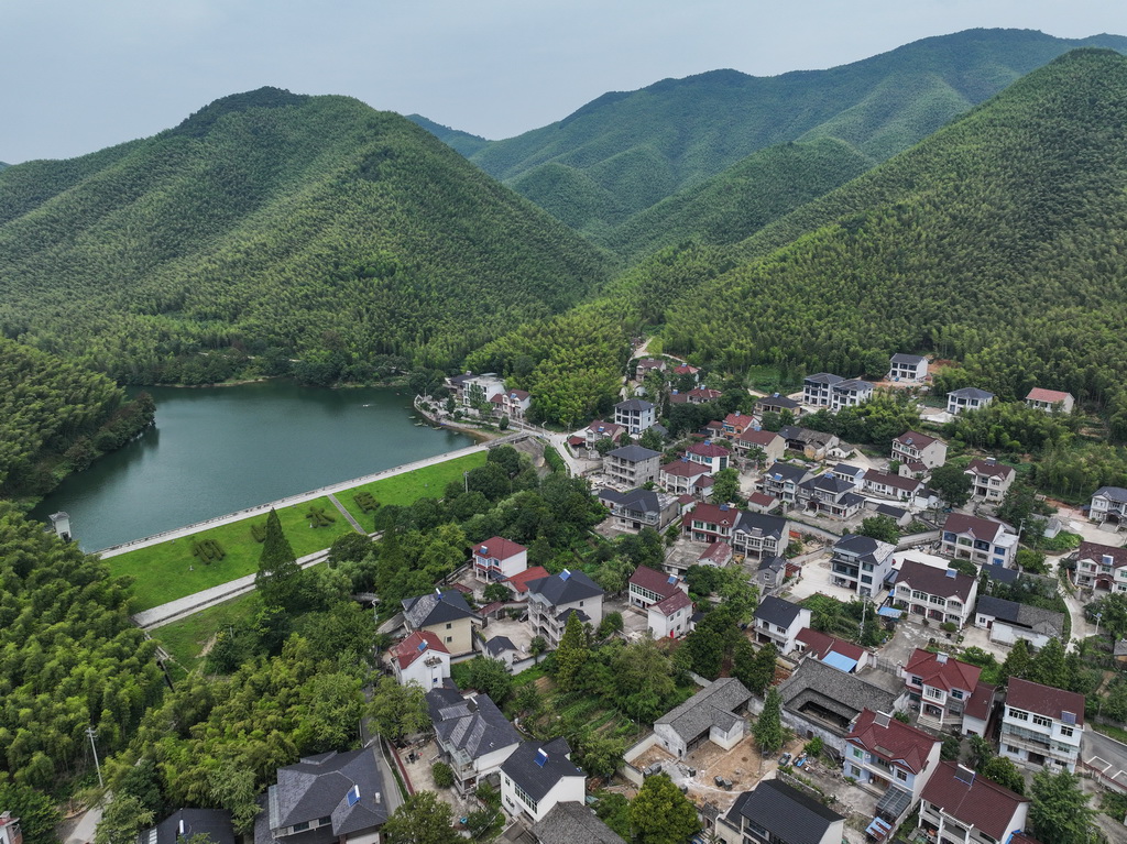 7月16日拍攝的長興縣煤山鎮仰峰村（無人機照片）。新華社記者 徐昱 攝