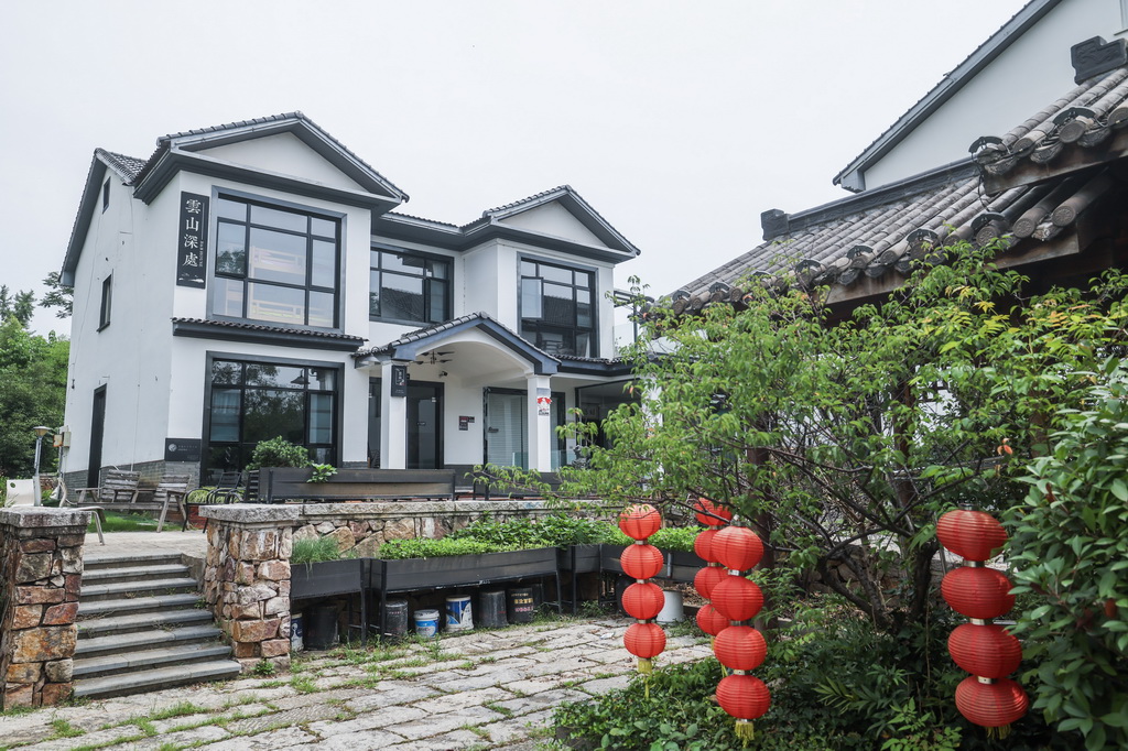 7月16日拍攝的長興縣煤山鎮仰峰村特色民宿。新華社記者 徐昱 攝