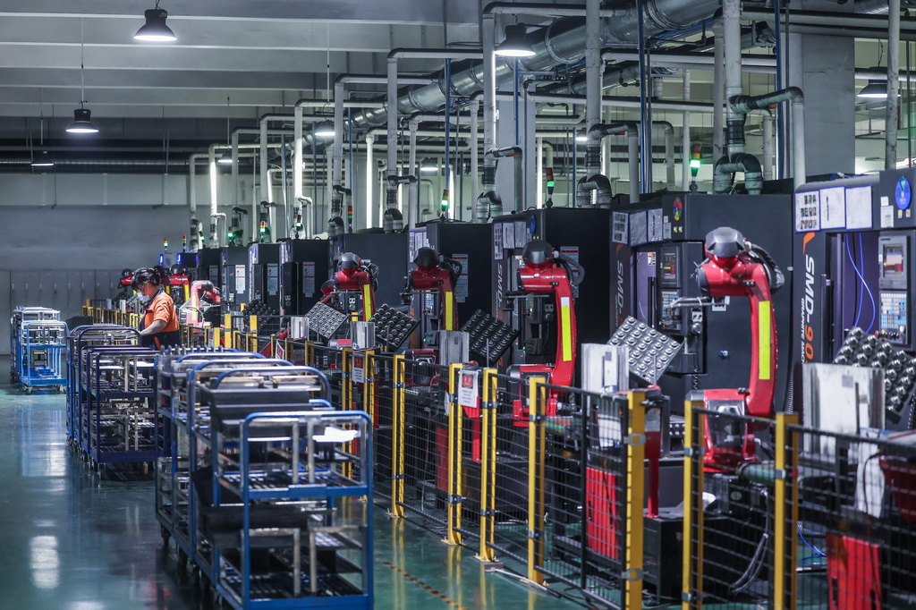 7月16日，長興縣煤山鎮浙江華熔科技有限公司車間，自動化生產線在加工石墨雙極板。該公司是國家級專精特新小巨人企業，產品主要運用于光伏、氫能、半導體、消費電子領域。新華社記者 徐昱 攝