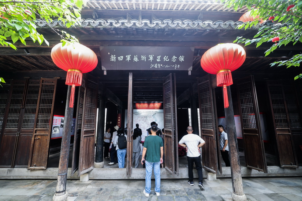 7月16日，游客在位于長興縣煤山鎮的新四軍蘇浙軍區紀念館參觀。新華社記者 徐昱 攝