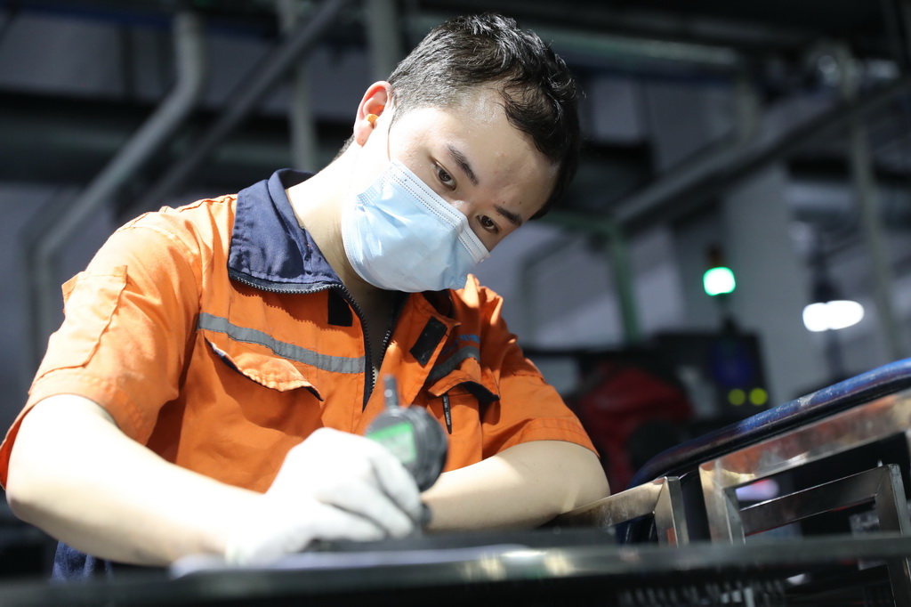 7月16日，一名工作人員在長興縣煤山鎮浙江華熔科技股份有限公司車間內工作。新華社記者 龔兵 攝