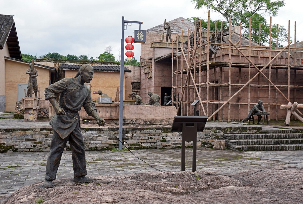這是位于龍南市關西鎮的贛南圍屋營造技藝展示館內的雕塑（6月19日攝）。