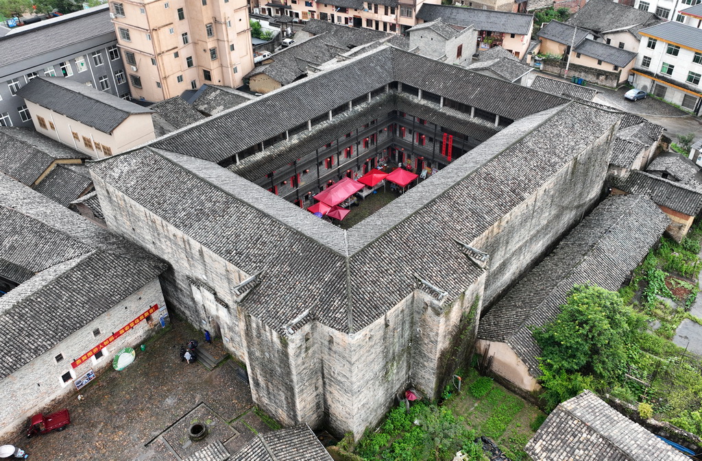 這是位于龍南市楊村鎮的燕翼圍（6月19日攝，無人機照片）。