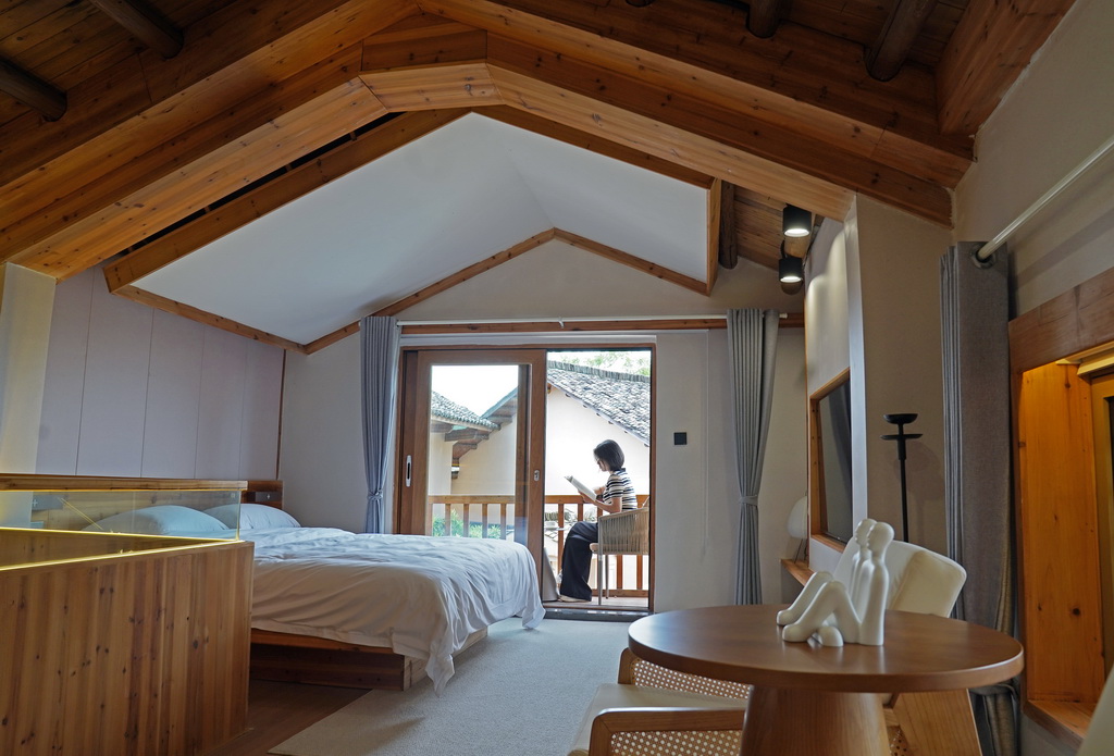 游客在龍南市關西鎮的田心圍民宿內休息（6月19日攝）。