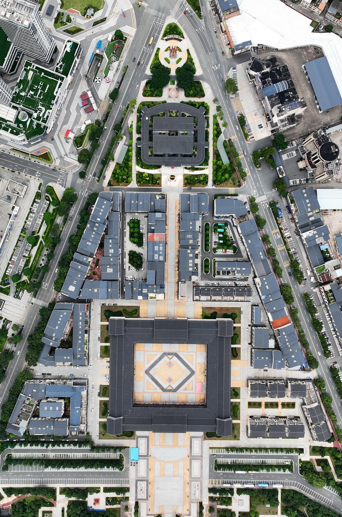 這是融入客家圍屋建筑風格的龍南市世界客家民俗文化城（6月19日攝，無人機照片）。