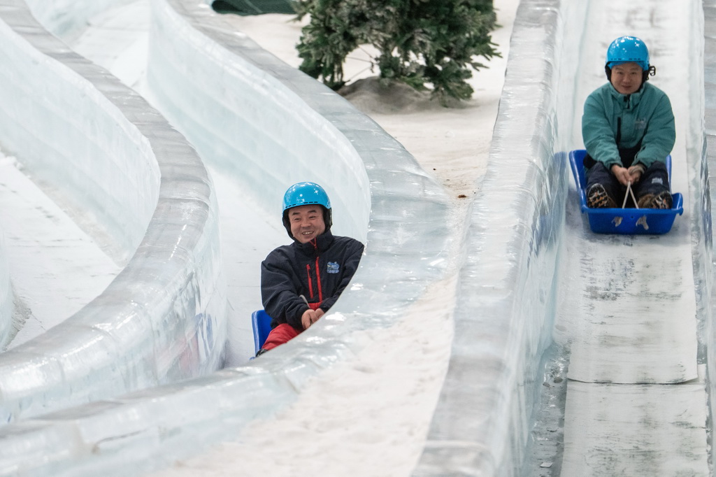7月17日，游客在長沙湘江歡樂城歡樂雪域滑冰。