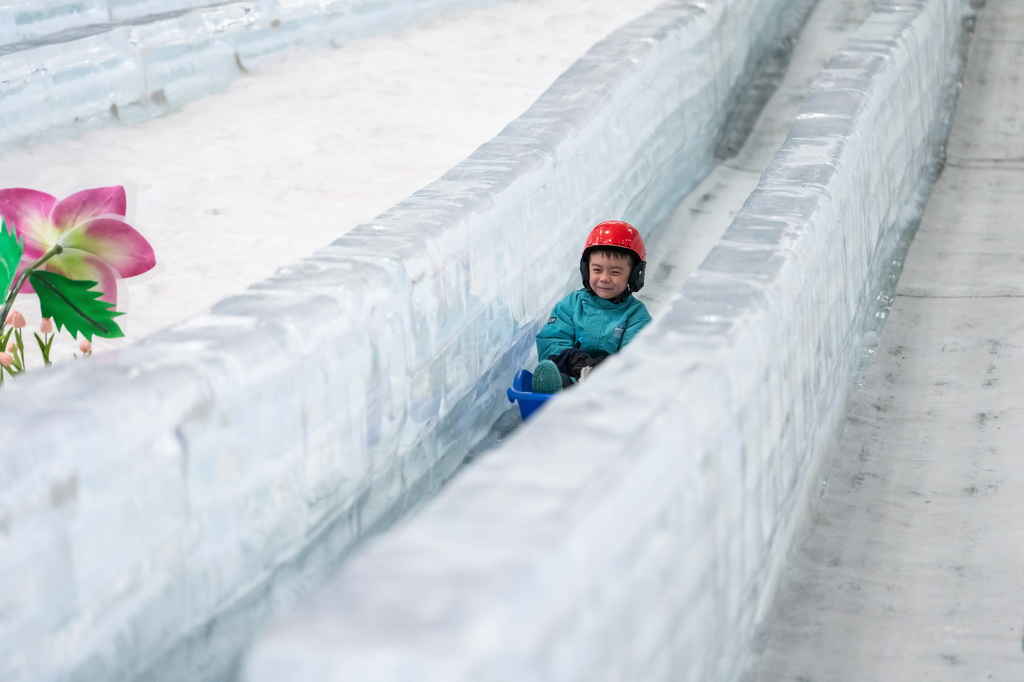 7月17日，游客在長沙湘江歡樂城歡樂雪域滑冰。