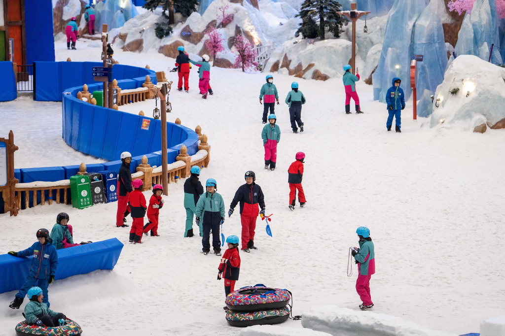 7月17日，游客在長沙湘江歡樂城歡樂雪域游玩。