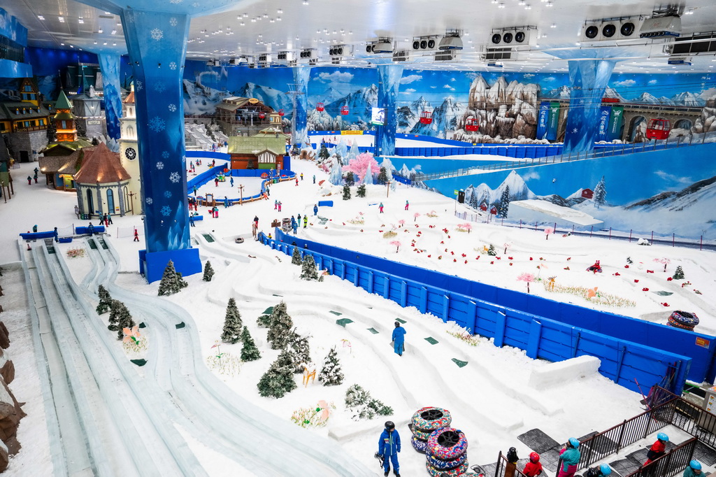 這是7月17日在長沙大王山旅游度假區拍攝的湘江歡樂城歡樂雪域。