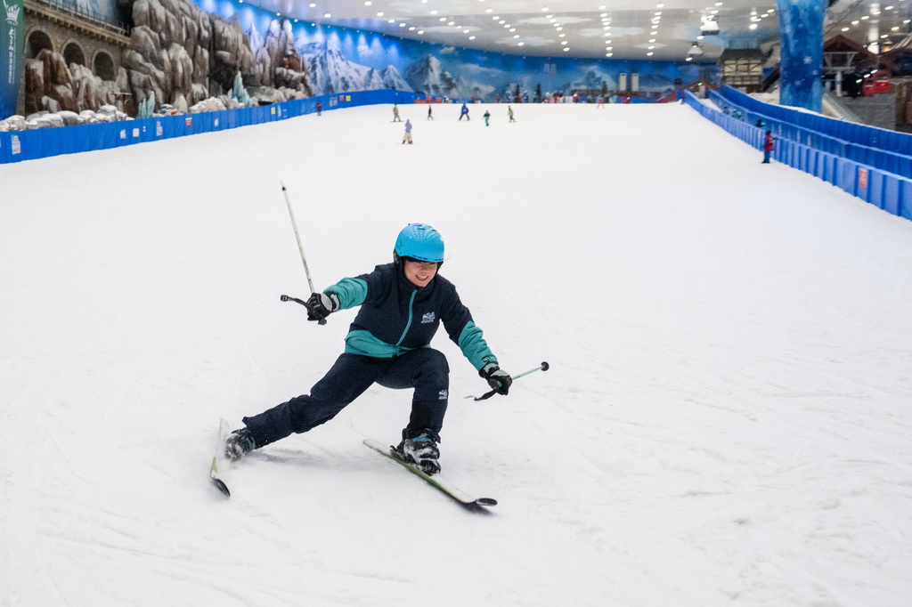 7月17日，游客在長沙湘江歡樂城歡樂雪域滑雪。