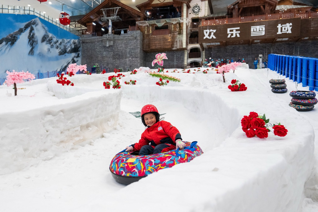 7月17日，游客在長沙湘江歡樂城歡樂雪域體驗娛雪滑道。