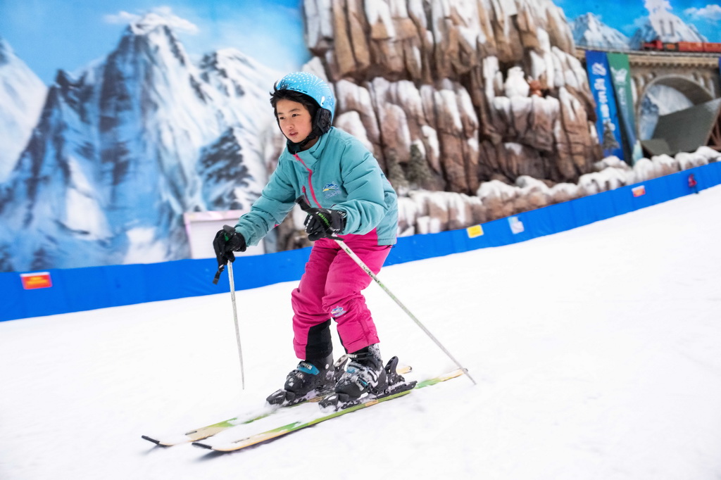 7月17日，游客在長沙湘江歡樂城歡樂雪域滑雪。