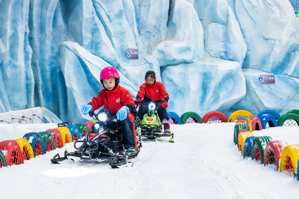 7月17日，游客在長沙湘江歡樂城歡樂雪域游玩。
