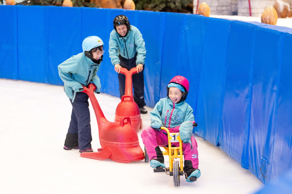 7月17日，游客在長沙湘江歡樂城歡樂雪域體驗冰上自行車等項目。