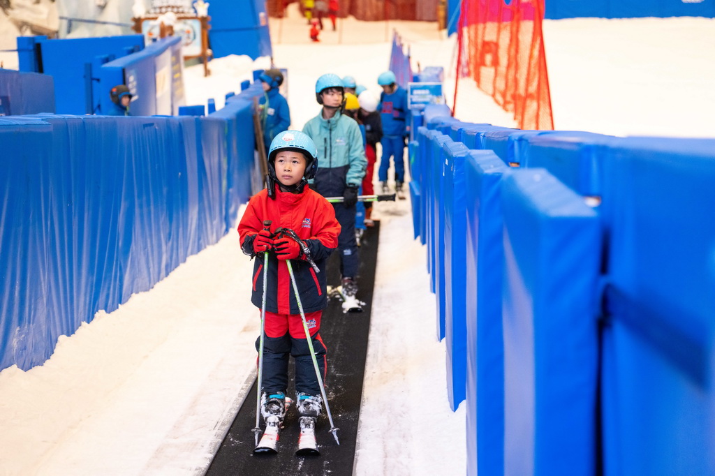 7月17日，游客在長沙湘江歡樂城歡樂雪域游玩。
