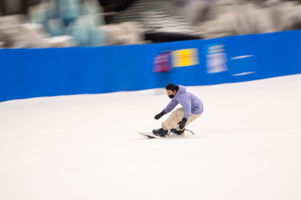 7月17日，游客在長沙湘江歡樂城歡樂雪域滑雪。