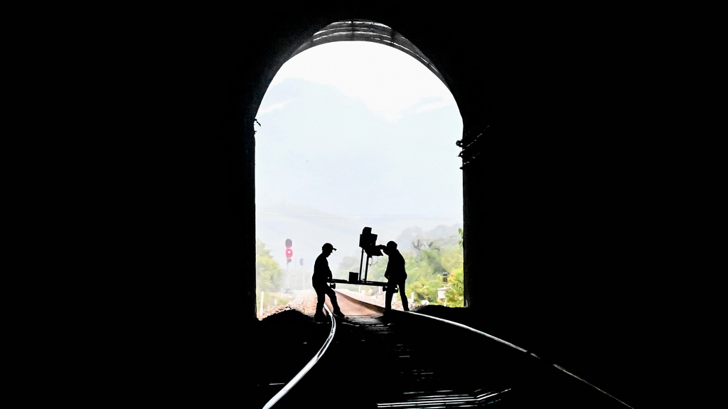 橋隧工人巡檢隧道（7月16日攝）。