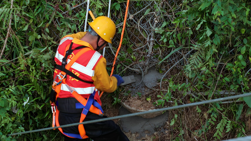 橋隧工人對隧道頂部危石隱患點進行加固（7月15日攝，無人機照片）。