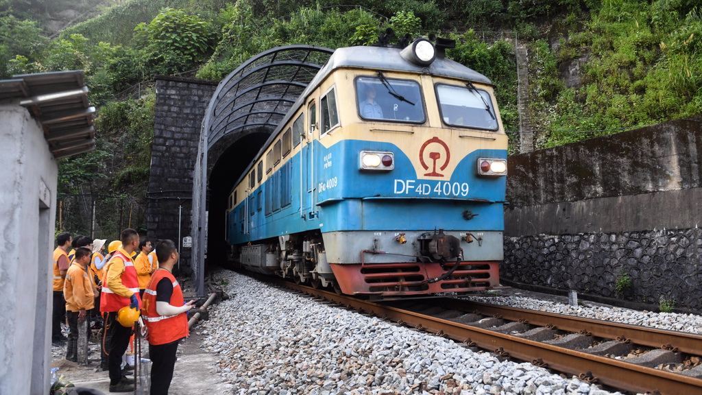 橋隧工人在隧道口立崗接車（7月16日攝）。