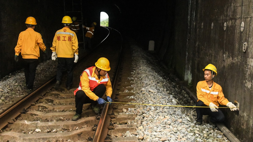橋隧工人巡檢隧道（7月16日攝）。