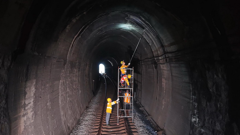 橋隧工人巡檢隧道（7月16日攝）。