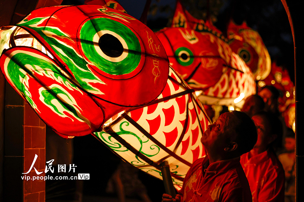 安徽黃山:魚燈夜游會點亮古村夏夜【2】