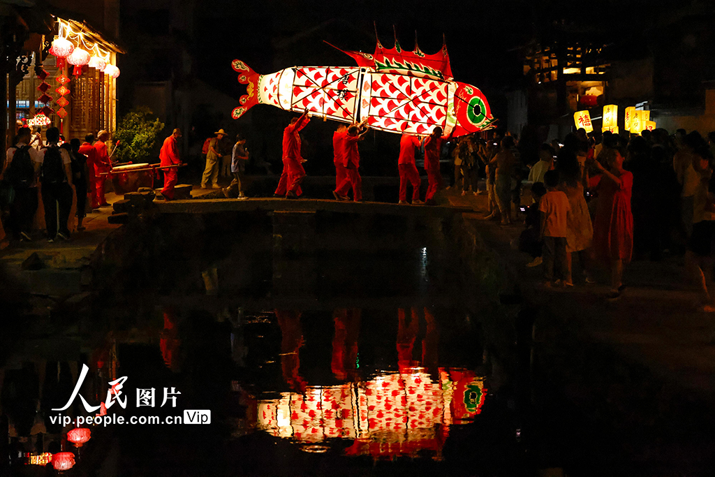 安徽黃山:魚燈夜游會點亮古村夏夜【4】