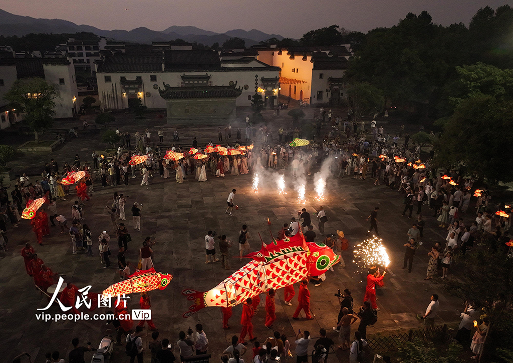 安徽黃山:魚燈夜游會點亮古村夏夜【6】