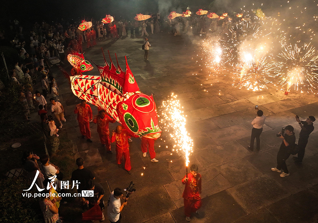 安徽黃山:魚燈夜游會點亮古村夏夜【7】