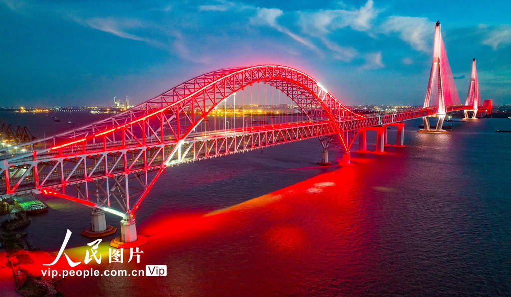 江蘇泰州：常泰長江大橋景觀燈亮化測試