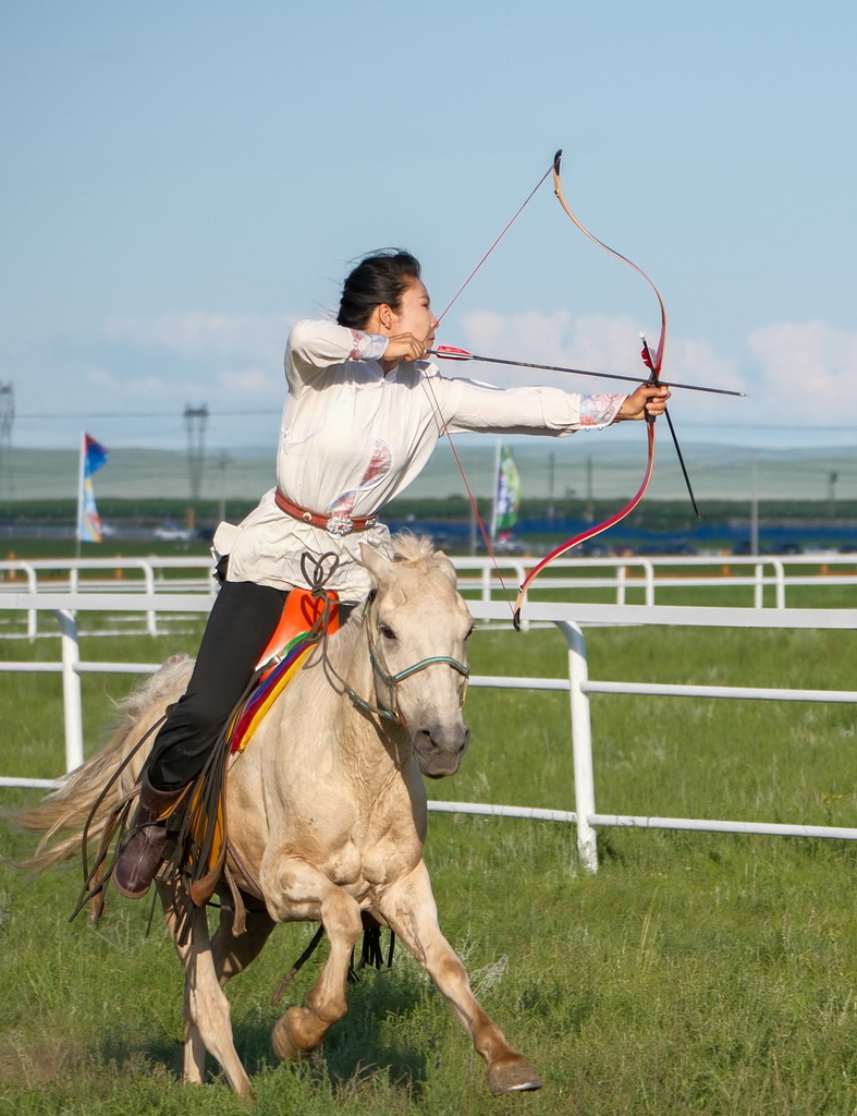 7月20日，選手在騎射比賽中拉弓射箭。