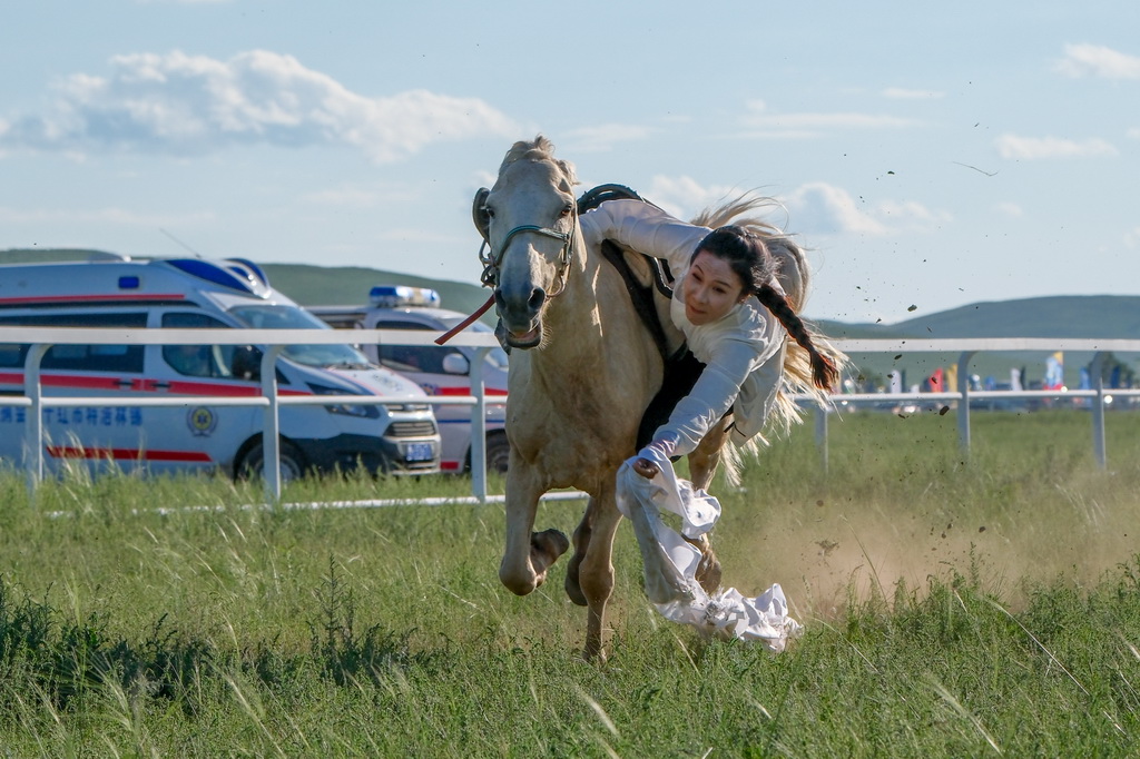 7月20日，選手在騎馬拾哈達比賽中。