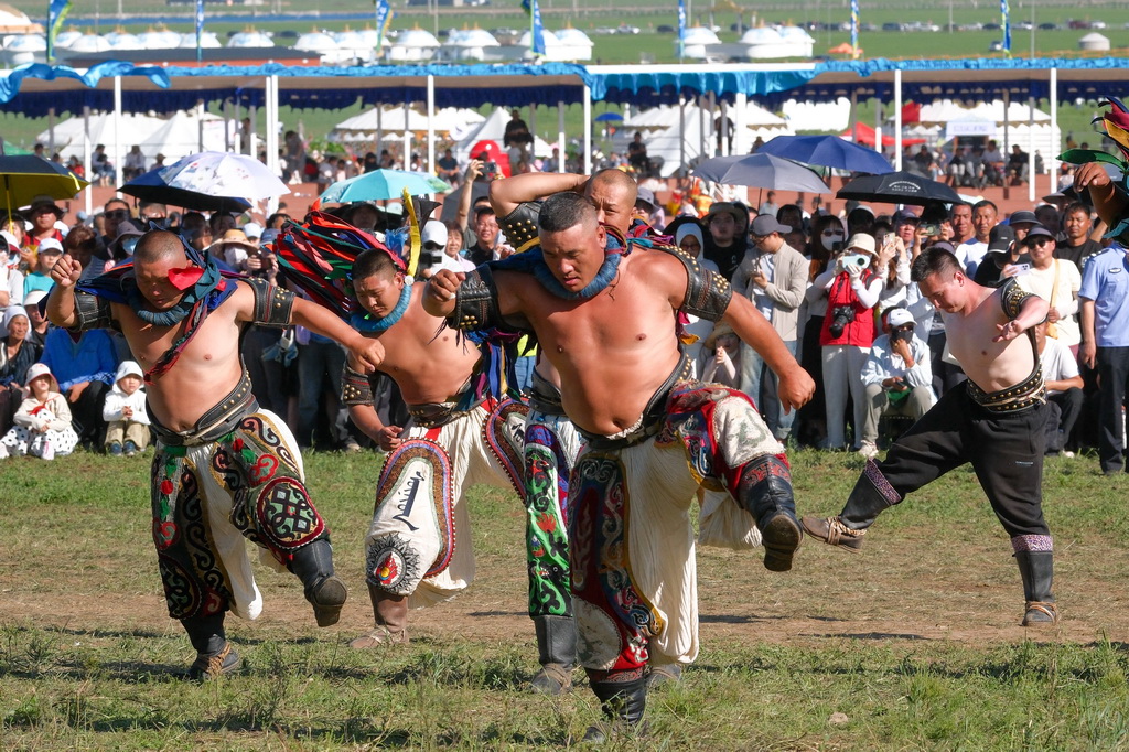 7月20日，選手們在搏克比賽中“鷹步”登場。